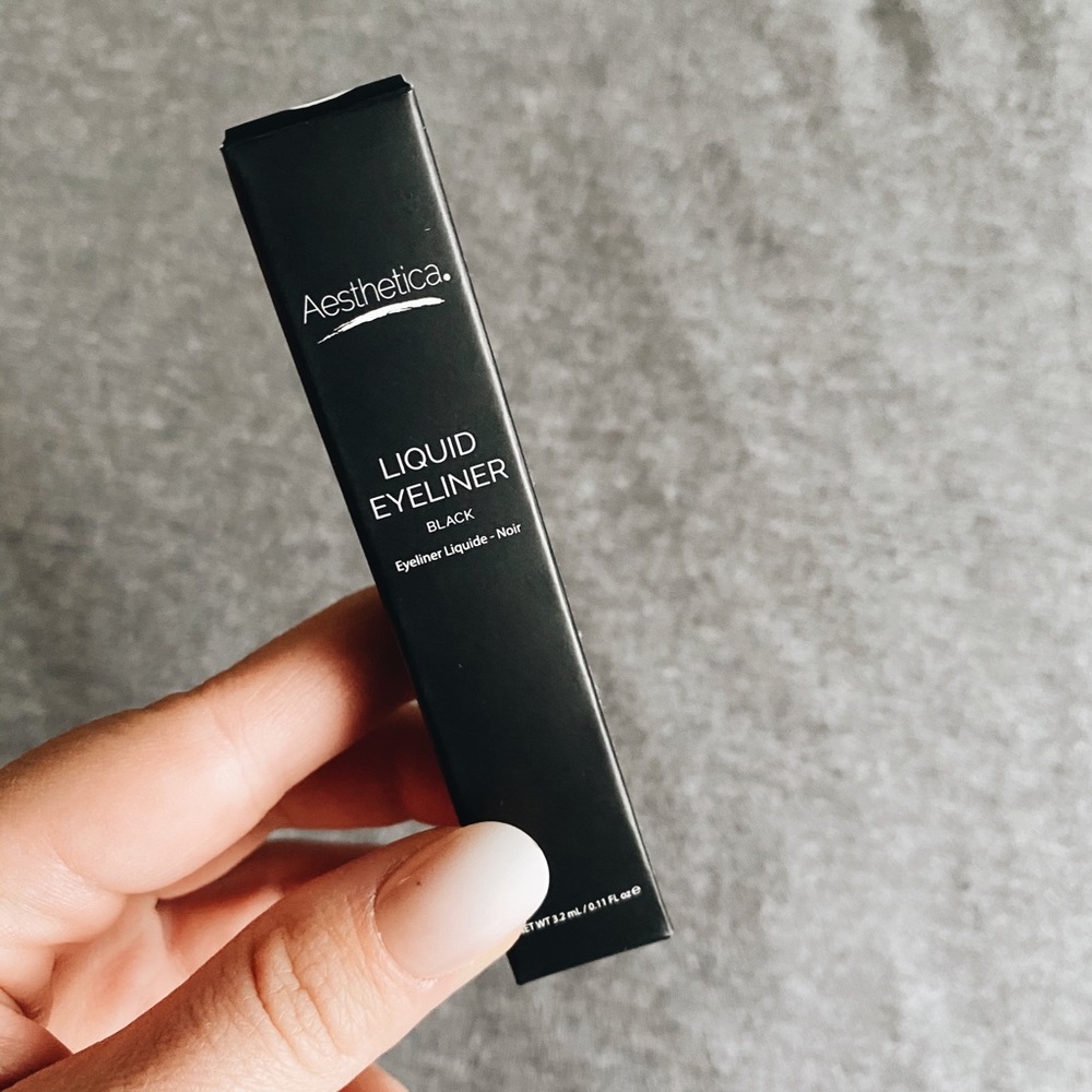 LIQUID EYE LINER